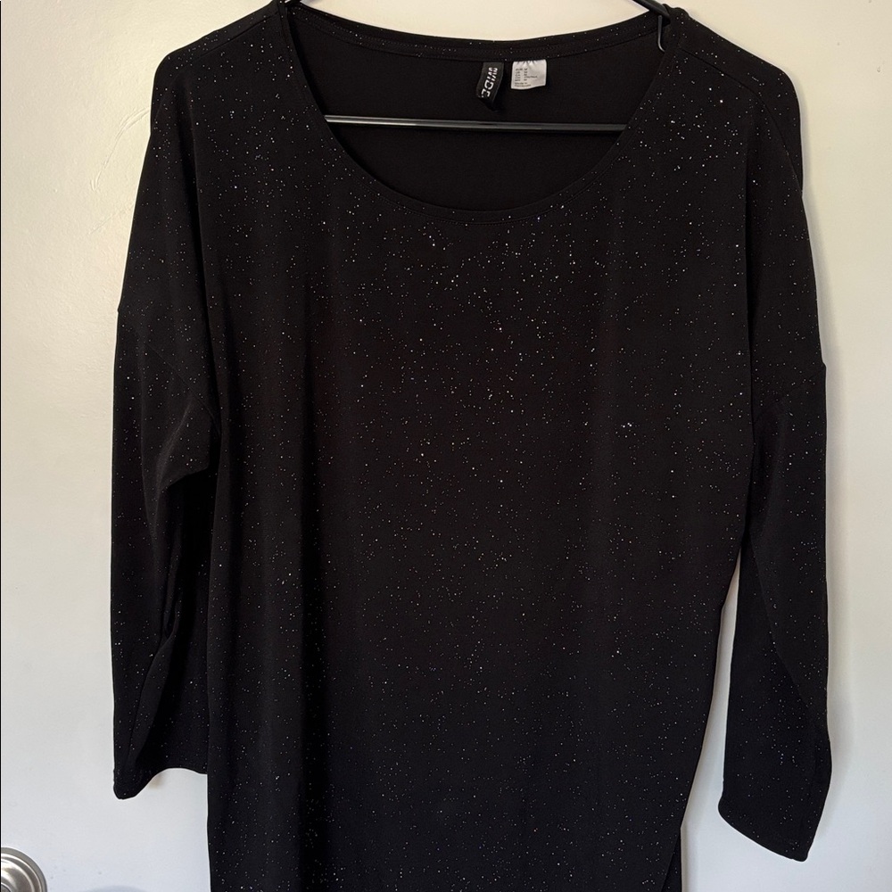 ⭐️ 4 for $20 - Bundle and save!!! ⭐️
H&M Black Glitter Long Sleeve Top